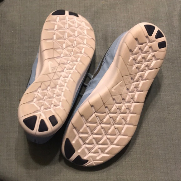 Blue Nike’s size 6y - Picture 4 of 4